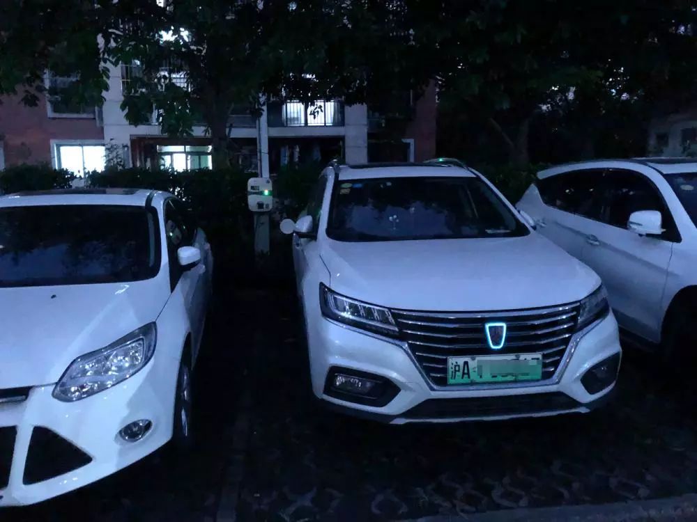 想給車充電得開10公里！如何解決出租車夜間“一樁難求”？