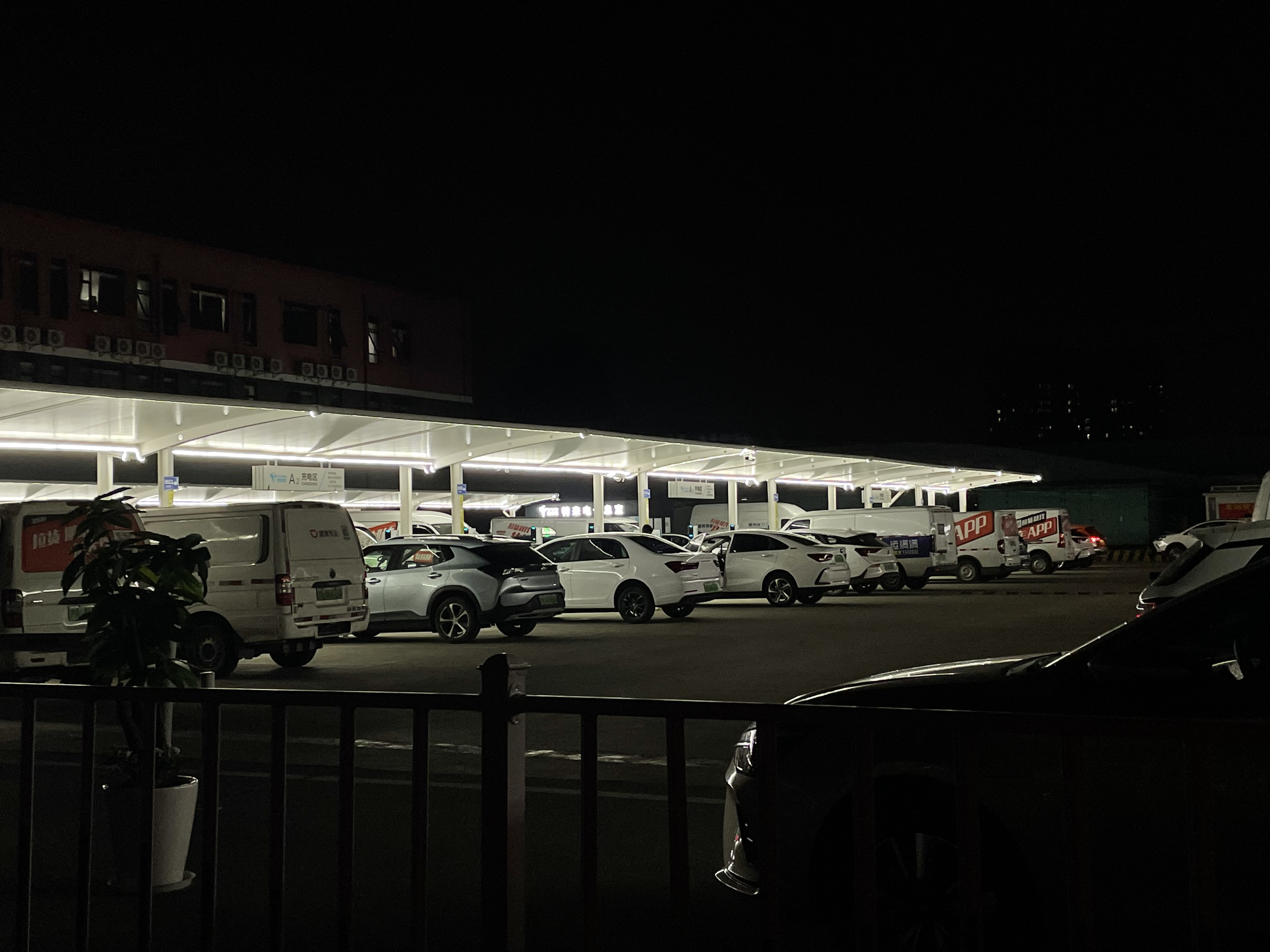 網(wǎng)約車(chē)司機(jī)，“卷”在車(chē)流里
