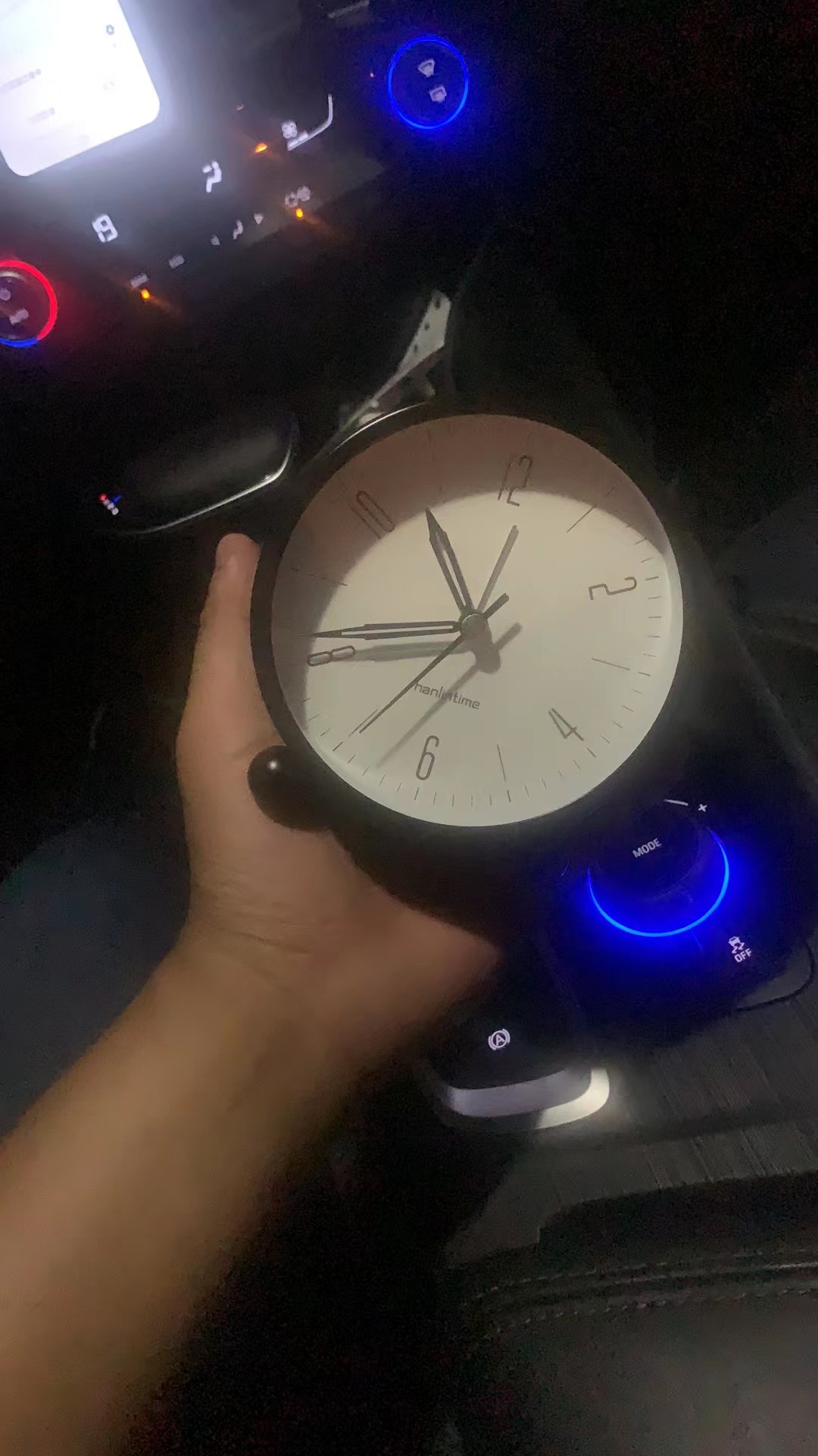 網(wǎng)約車(chē)司機(jī)，“卷”在車(chē)流里